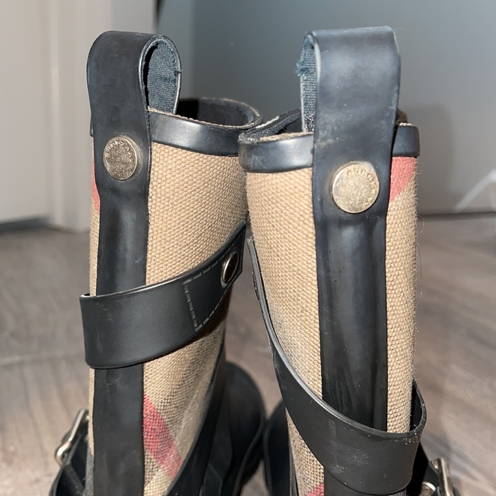 Authentic Burberry Rainboots 8.5 - Picture 4 of 11